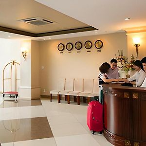 RedDoorz Premium White Lion Hotel